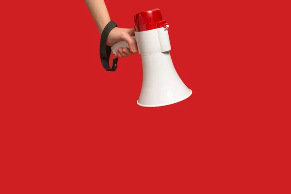 Megafone Mãos Mulher Fundo Vermelho Espaço Cópia — Fotografia de Stock