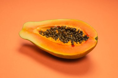 Turuncu arka planda Papaya meyvesi. Tropik meyve. Yarım papaya.. 