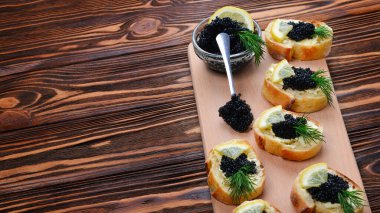 Siyah havyar ile Toastes. Spase metin veya tasarım için.