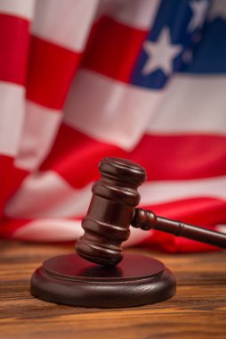 Tahta Yargıç Tokmak ve Amerikan bayrağı arka planında ses panosu. Hukuk sistemi kavramsal.