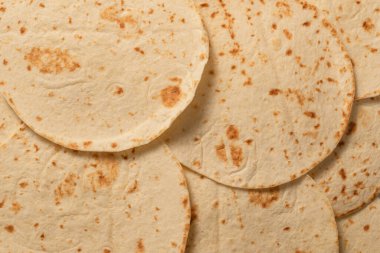 Pitta ekmeği beyaz arka planda izole edilmiş. Üst görünüm. 