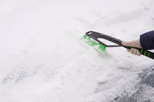 Sneeuwruimen Auto Sneeuw Vrouw Reinigt Auto Van Sneeuw — Stockfoto