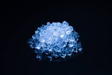 Siyah arkaplanda buz kristal küpleri, metin veya tasarım için boşluk.