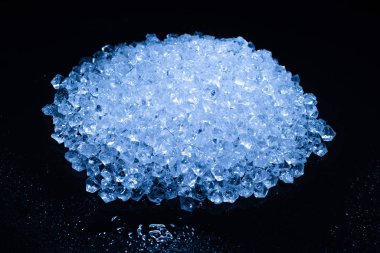 Siyah arkaplanda buz kristal küpleri, metin veya tasarım için boşluk.