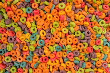 Tatlı renkli tanecikler, arka plan olarak mısır gevreği döngüleri... 