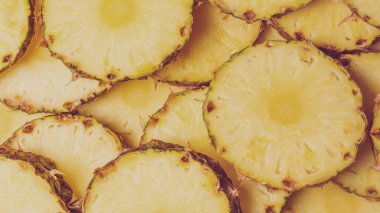 Ananas sulu sarı dilimler arka planda. Üst görünüm.