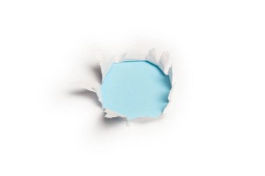 Mavi arkaplandaki beyaz kağıtta bir delik, boşluğu kopyala. 