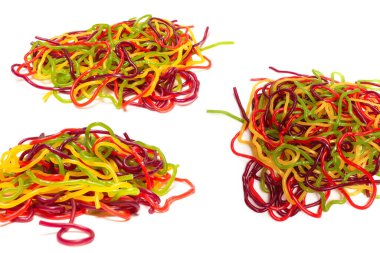 Beyaz arka planda izole edilmiş lezzetli jöleli spagetti. Şeker çizgileri. 
