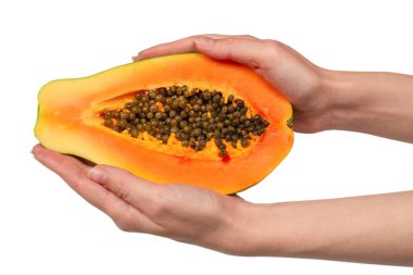 Papaya meyvesi beyaz arka planda izole bir şekilde kadınların elinde. Tropik meyve. Yarım papaya.. 
