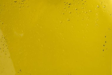 Su damlalı sarı sırık. Boşluğu kopyala. 