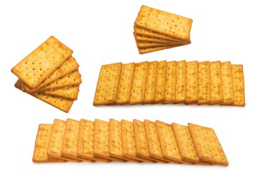 Beyaz üzerine tuz konmuş kraker. Üst görünüm.