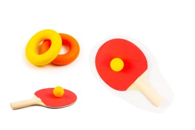 Turuncu arka planda pinpon. Üst görünüm. 