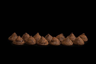 Siyah arka planda çikolatalı trüf. Çikolatalı şekerler.. 