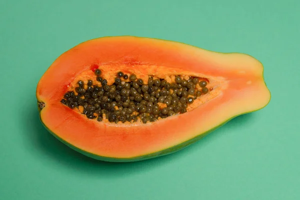 Papayafrukt Grønn Bakgrunn Kvinners Hender Tropisk Frukt Halv Papaya – stockfoto
