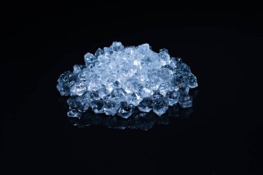 Siyah arkaplanda buz kristal küpleri, metin veya tasarım için boşluk.