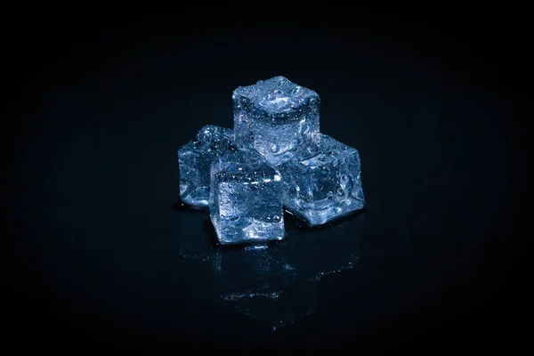 Cubi Cristallo Ghiaccio Sfondo Nero Spazio Testo Design — Foto Stock