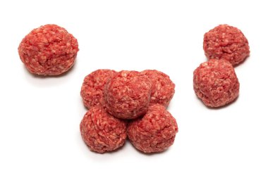 Beyaz arkaplanda çiğ et topları izole.