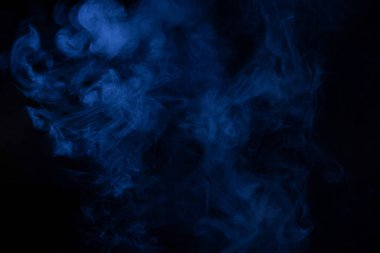 Siyah arka planda mavi ve pembe buhar. Boşluğu kopyala.