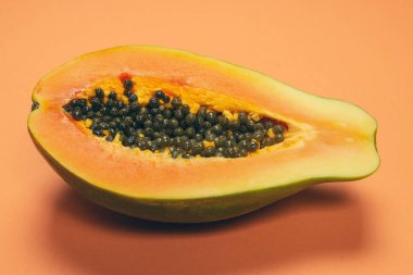 Turuncu arka planda Papaya meyvesi. Tropik meyve. Yarım papaya.. 