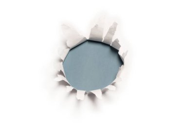 Mavi arkaplandaki beyaz kağıtta bir delik, boşluğu kopyala. 