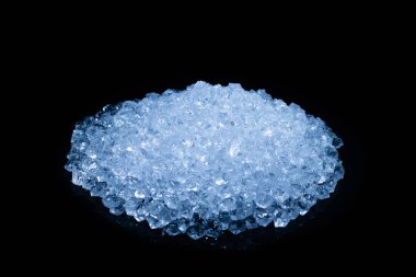 Siyah arkaplanda buz kristal küpleri, metin veya tasarım için boşluk.