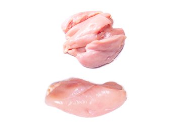 Beyaz arka planda çiğ tavuk filetosu. Üst görünüm. 