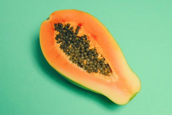 Papaya Frukt Grön Bakgrund Kvinnliga Händer Tropisk Frukt Hälften Papaya — Stockfoto
