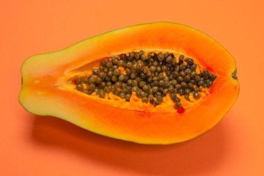 Turuncu arka planda Papaya meyvesi. Tropik meyve. Yarım papaya.. 