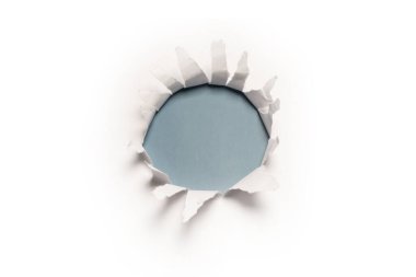 Mavi arkaplandaki beyaz kağıtta bir delik, boşluğu kopyala. 