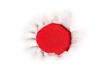 Kırmızı arkaplanda beyaz kağıtta bir delik, boşluğu kopyala. 