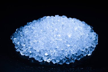 Siyah arkaplanda buz kristal küpleri, metin veya tasarım için boşluk.