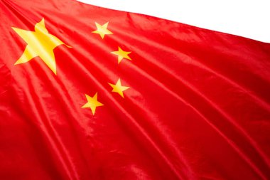 Arka planda Çin bayrağı sallanıyor. İzole edilmiş. 