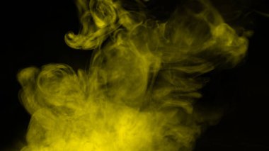 Siyah arka planda sarı buhar. Boşluğu kopyala.