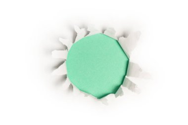 Yeşil arkaplandaki beyaz kağıtta bir delik, boşluğu kopyala. 