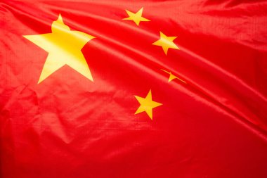 Arka planda Çin bayrağı sallanıyor. İzole edilmiş. 