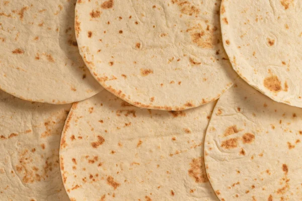 Pitta ekmeği beyaz arka planda izole edilmiş. Üst görünüm. 