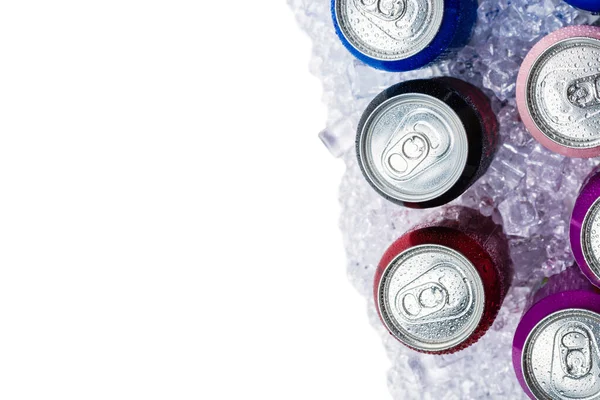 Sekelompok Kaleng Aluminium Dalam Minuman Dingin Tampilan Atas — Stok Foto