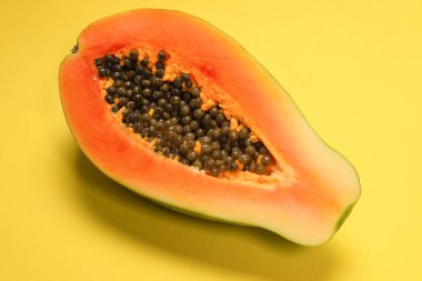 Sarı arka planda Papaya meyvesi. Tropik meyve. Yarım papaya.. 