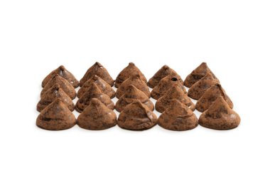 Beyaz arka planda izole edilmiş çikolatalı mantarlar. Çikolatalı şekerler.. 