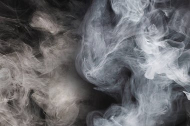 Siyah arka planda beyaz buhar. Boşluğu kopyala.