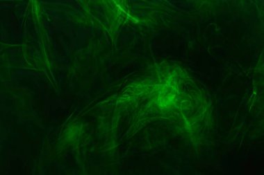 Siyah arka planda yeşil buhar. Boşluğu kopyala.