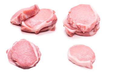 Beyaz arka planda çiğ domuz parçaları. Üst görünüm. 