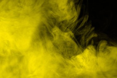 Siyah arka planda sarı buhar. Boşluğu kopyala.