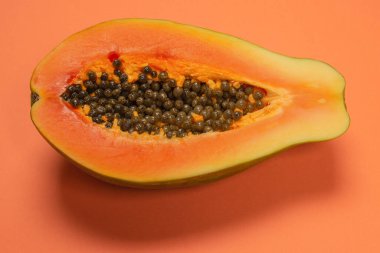 Turuncu arka planda Papaya meyvesi. Tropik meyve. Yarım papaya.. 