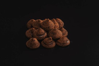 Siyah arka planda çikolatalı trüf. Çikolatalı şekerler.. 