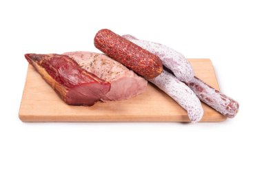 Türlü çeşit et, tütsülenmiş et, sosis, beyaz arka planda izole edilmiş salam.. 