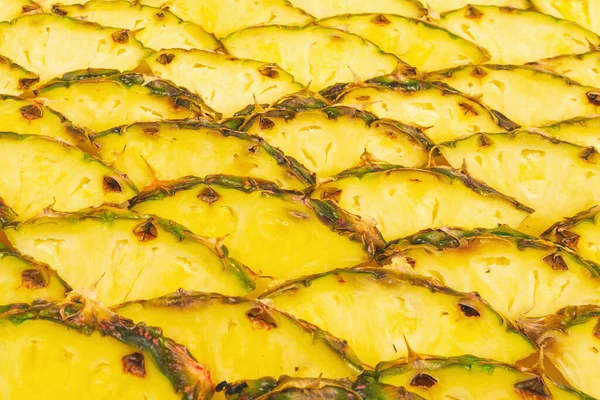 Ananas sulu sarı dilimler arka planda. Üst görünüm.