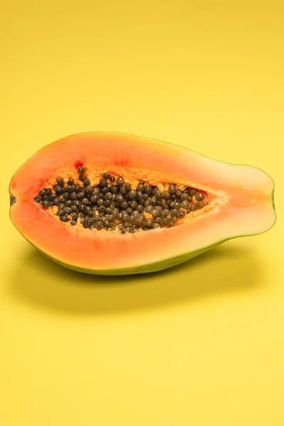 Fruto Papaya Sobre Fondo Amarillo Fruta Tropical Mitad Papaya —  Fotos de Stock