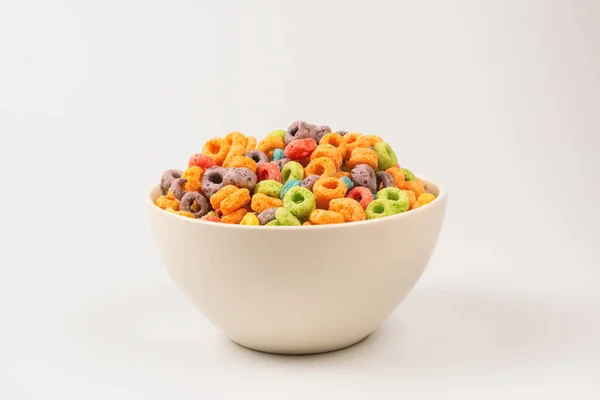 Anéis Coloridos Cereal Derramar Uma Tigela Pequeno Almoço Isolado Sobre — Fotografia de Stock