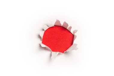 Kırmızı arkaplanda beyaz kağıtta bir delik, boşluğu kopyala. 